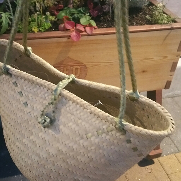 Natural Woven Picnic Basket Bag in Rattan Style 🧺 - Picture 2 of 5